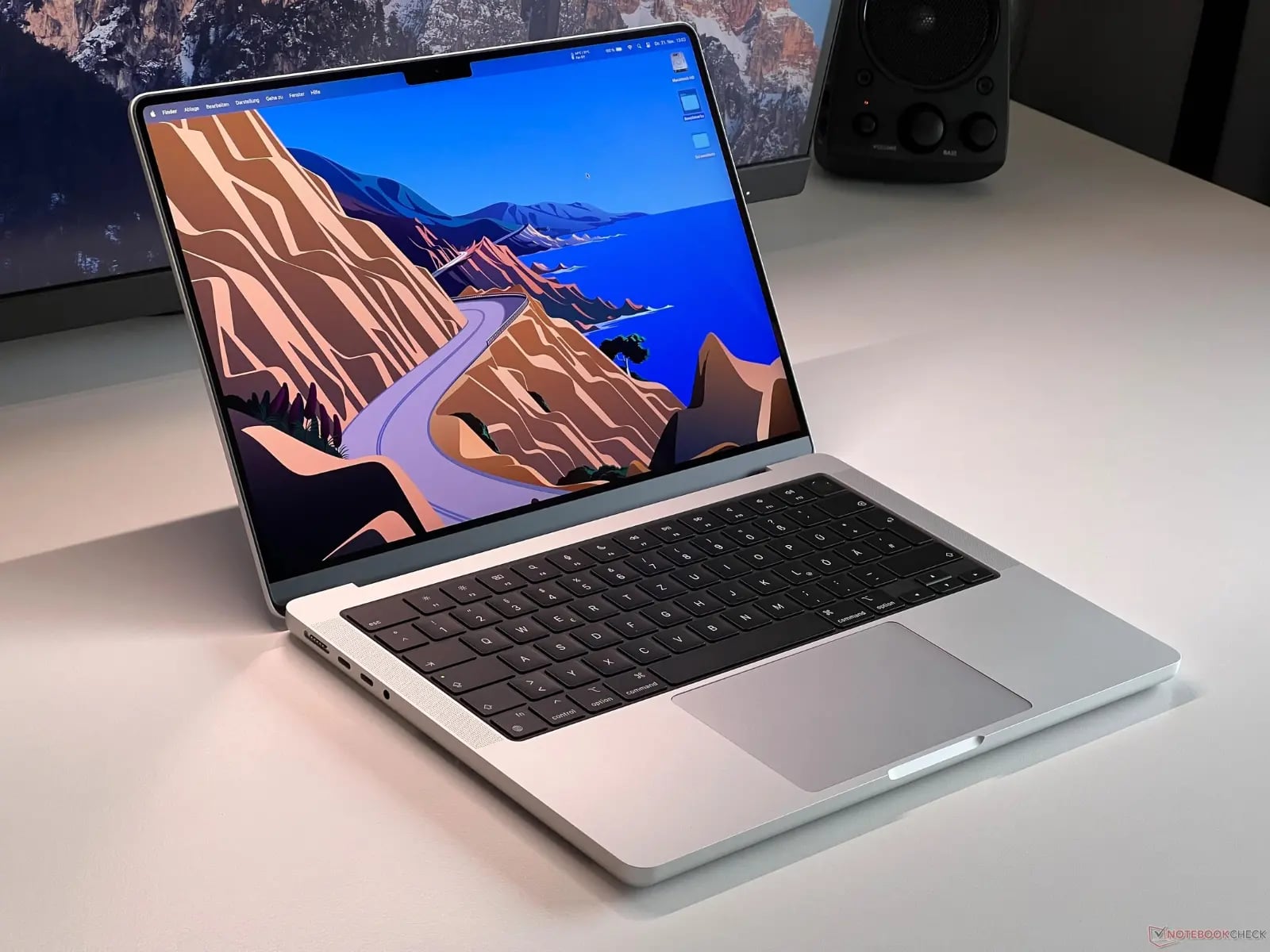 MacBook Pro M4 — 1